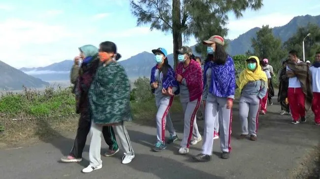 Bromo Berstatus Waspada! Erupsi Nggak Menghalangi Suku Tengger untuk Upacara Kasada 9