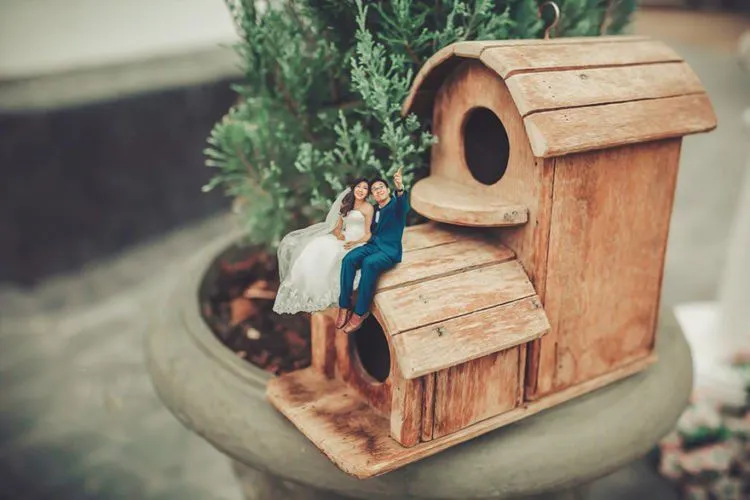 Buat Para Traveler, 15 Foto Prewedding Miniatur Ini Bikin Momen Nikahmu Bakal Lekat di Hati 22