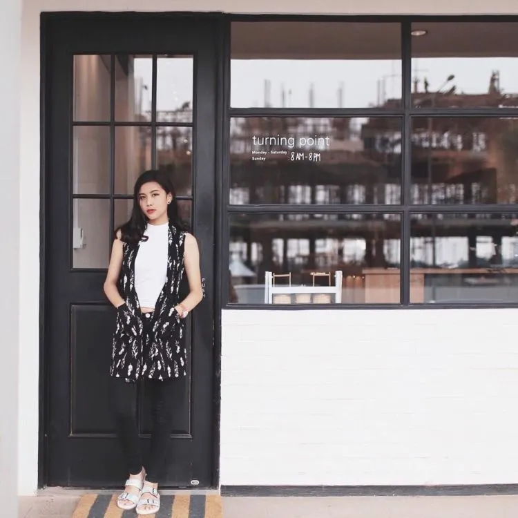Nggak Cuma Drama Youtube-nya yang Fenomenal, Style Fashion Awkarin Ternyata Juga Menarik Lho 33