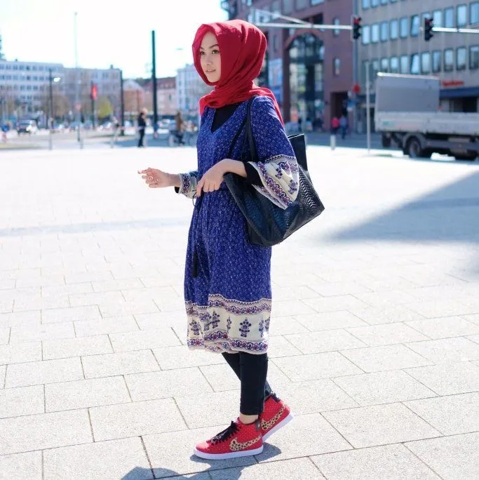 9 Inspirasi Style Dress Midi untuk Hijab Sopan dan Kasual Tanpa Ribet 11