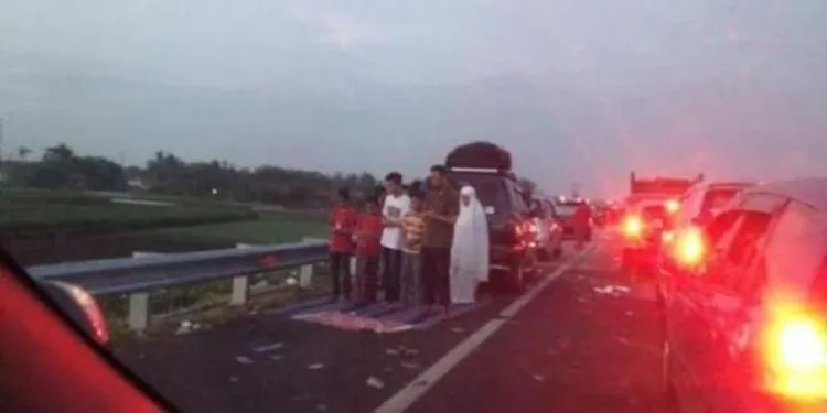 Inilah 10 Deretan Foto dan Meme yang Tersisa Dari Kemacetan Mudik di Brebes Timur! 16
