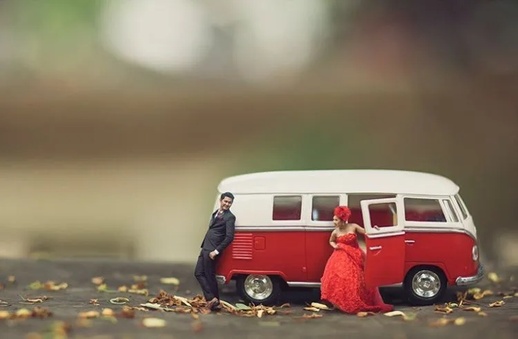 Buat Para Traveler, 15 Foto Prewedding Miniatur Ini Bikin Momen Nikahmu Bakal Lekat di Hati 25