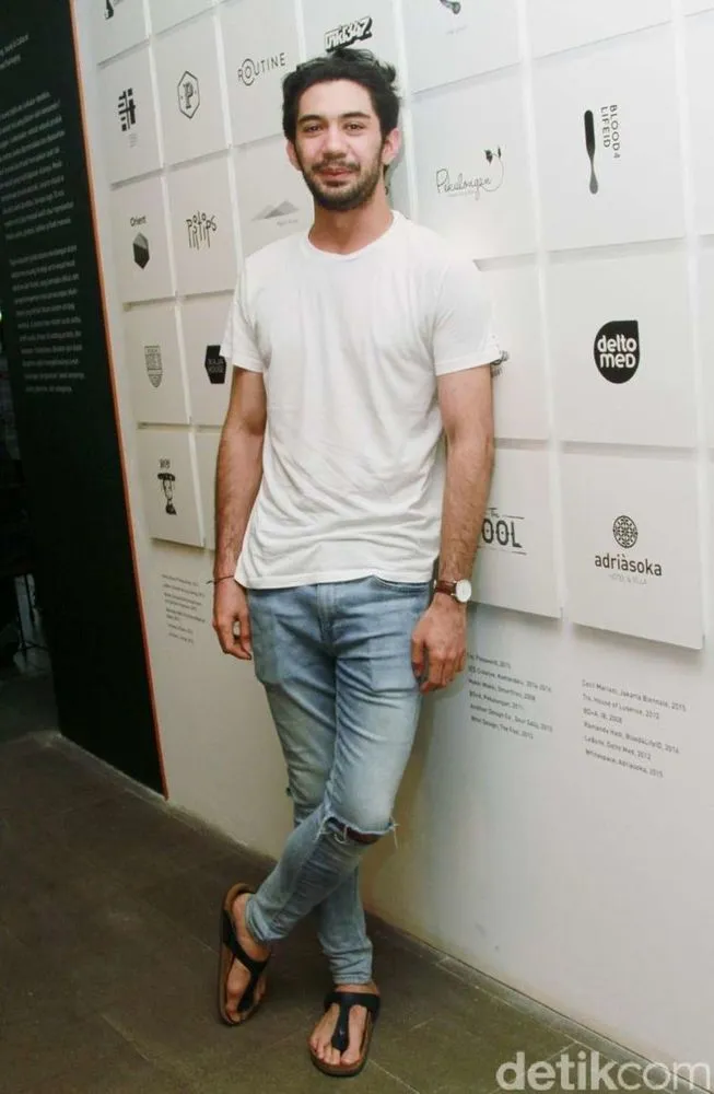 Ngintipin Gaya Stylish Reza Rahadian Yuk! Karena yang Kece Nggak Cuma Cowok-Cowok Korea! 11