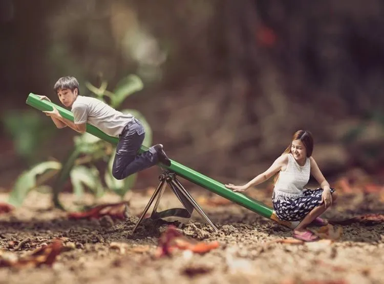 Buat Para Traveler, 15 Foto Prewedding Miniatur Ini Bikin Momen Nikahmu Bakal Lekat di Hati 21