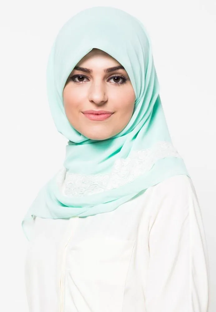 Sebagai Hijabers Kekinian, 9 Jenis Bahan Hijab Ini Layak Kamu Koleksi untuk Menunjang Penampilanmu 14