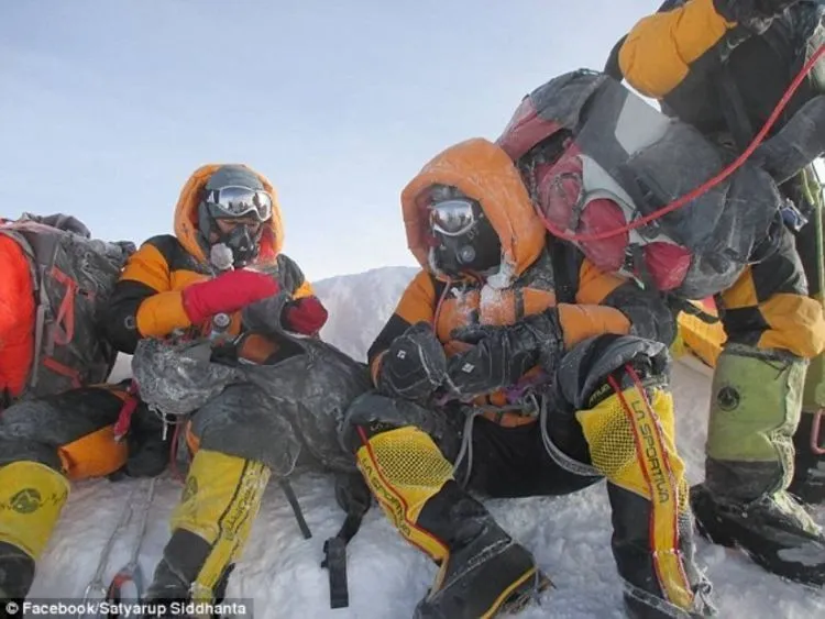 Ngaku-ngaku Muncak Everest, Pasangan Suami Istri dari India Diamankan Polisi. Duh, Segitunya Ya! 9
