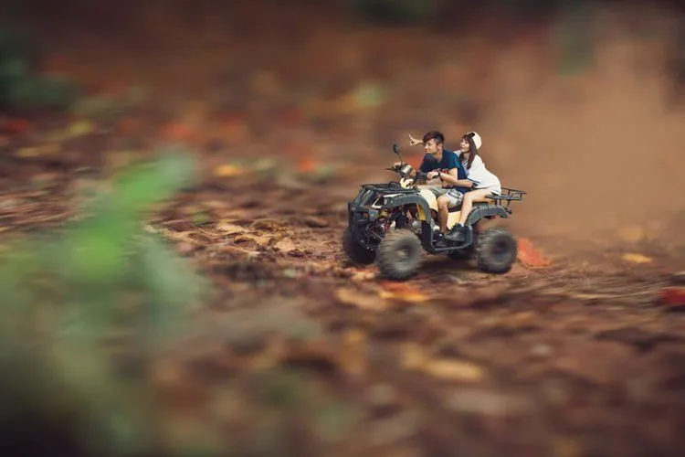 Buat Para Traveler, 15 Foto Prewedding Miniatur Ini Bikin Momen Nikahmu Bakal Lekat di Hati 29