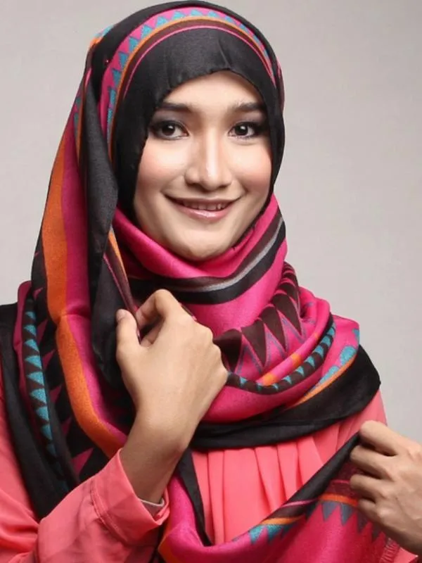 Sebagai Hijabers Kekinian, 9 Jenis Bahan Hijab Ini Layak Kamu Koleksi untuk Menunjang Penampilanmu 12