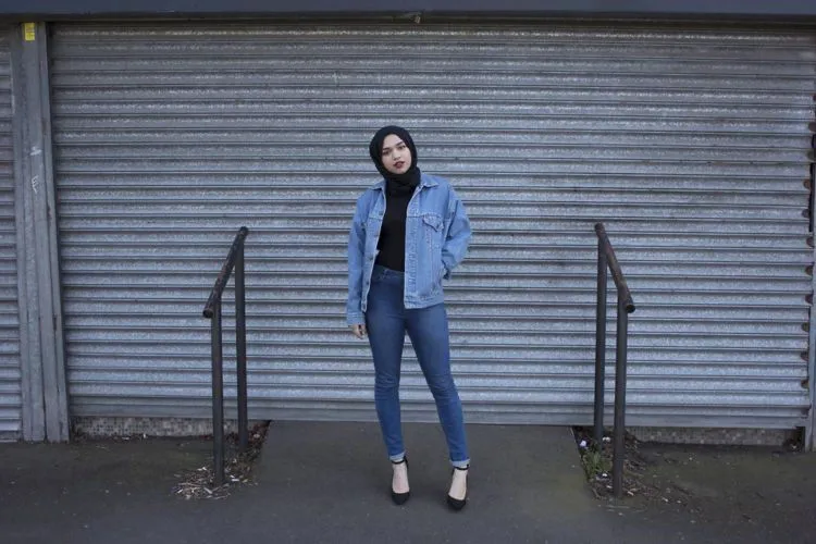 8 Style Hijab dengan Baju Berbahan Jeans atau Denim 12