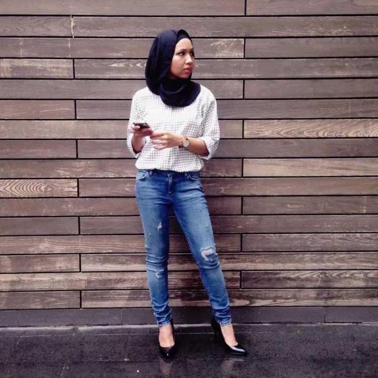 Siapa Bilang Cewek Berhijab Nggak Bisa Pakai Celana Jeans Sobek-sobek? Gini Nih Caranya! 11