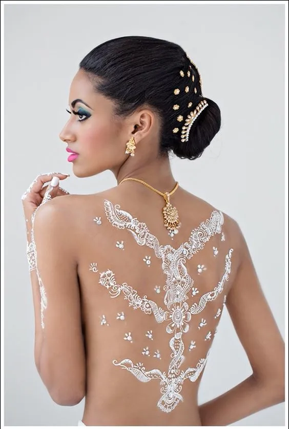 16+ Inspirasi Henna Putih Simple untuk Hari Pernikahanmu 36