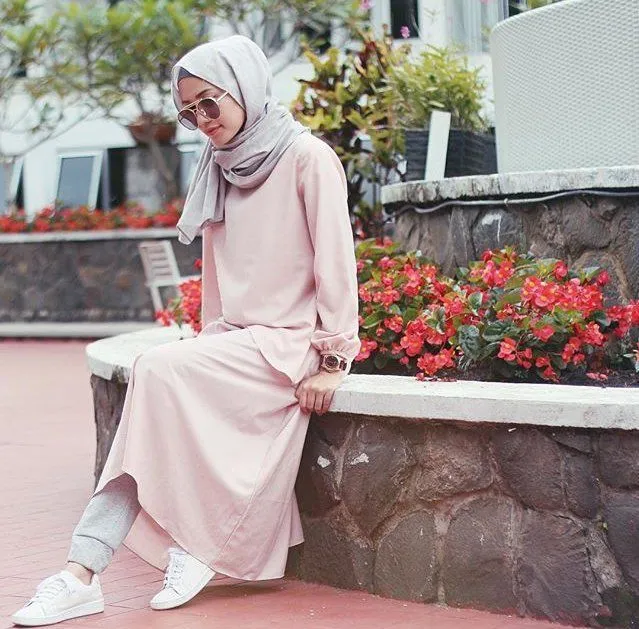 9 Inspirasi Style Dress Midi untuk Hijab Sopan dan Kasual Tanpa Ribet 17