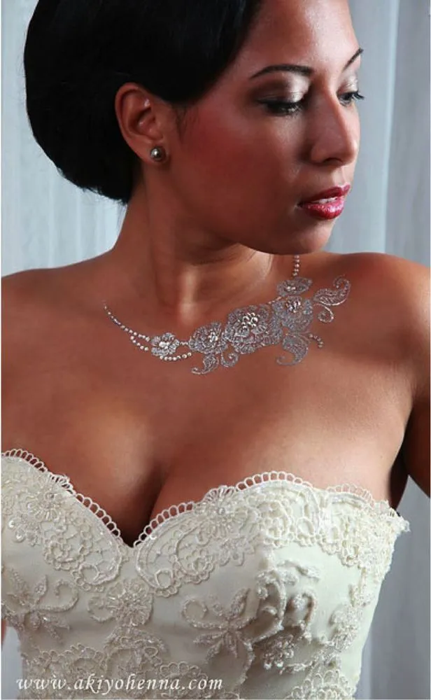 16+ Inspirasi Henna Putih Simple untuk Hari Pernikahanmu 24