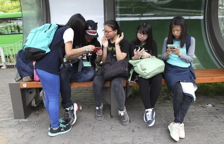 Saat Drama Korea Kesayangan Masih On Going, 13 Hal Greget Ini Pasti Khatam Kamu Rasain 18