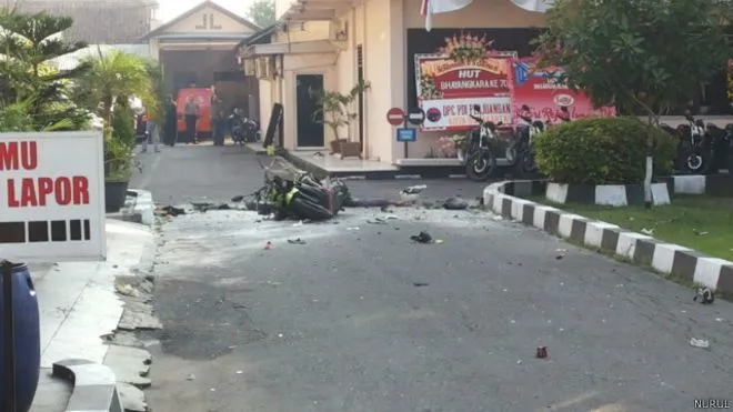 10 Foto Idul Fitri Tersedih Sepanjang Masa #PrayForSoloAndMadina 18