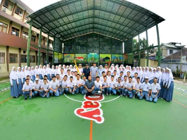 Saat SMA, 5 Status Ini Bikin Cowok Terlihat Keren di Mata Cewek. Kelihatan Berkarisma Katanya 10