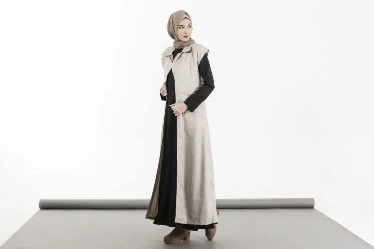 Padu Padan Gaya Kasual Hijab dan Vest yang Bisa Kamu Pakai Buat Kondangan. Coba, Yuk! 14