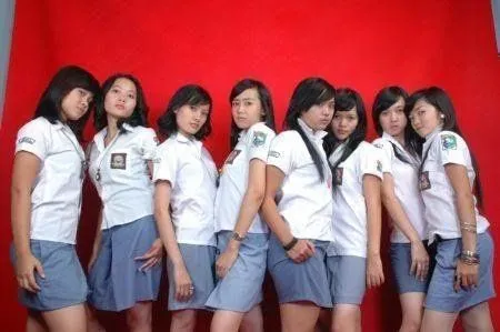 Namanya Sih ‘Seragam’, Tapi Kok Modelnya Beragam? Adakah yang Salah dari 5 Busana Khas Siswi SMA Ini? 8