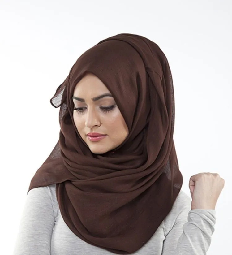 Sebagai Hijabers Kekinian, 9 Jenis Bahan Hijab Ini Layak Kamu Koleksi untuk Menunjang Penampilanmu 15