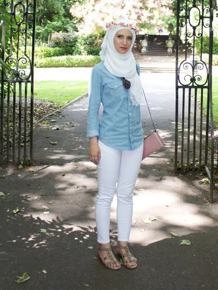 8 Style Hijab dengan Baju Berbahan Jeans atau Denim 11