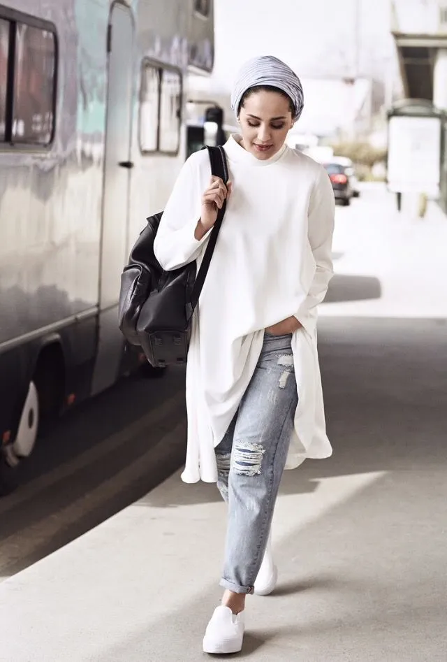 Siapa Bilang Cewek Berhijab Nggak Bisa Pakai Celana Jeans Sobek-sobek? Gini Nih Caranya! 13