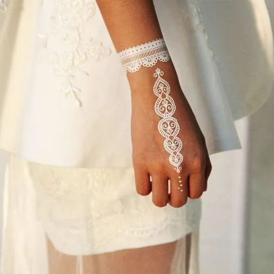 16+ Inspirasi Henna Putih Simple untuk Hari Pernikahanmu 23