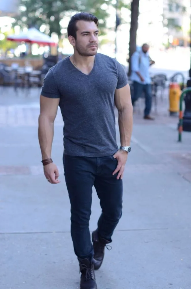 Do's and Don'ts Pakai Kaus V-Neck Khusus Cowok. Biar Kelihatan Ganteng Nan Maskulin 13