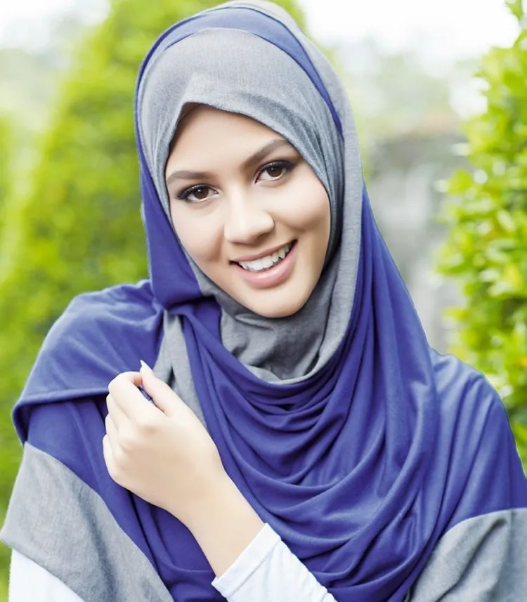 Sebagai Hijabers Kekinian, 9 Jenis Bahan Hijab Ini Layak Kamu Koleksi untuk Menunjang Penampilanmu 16