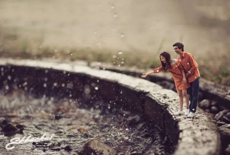 Buat Para Traveler, 15 Foto Prewedding Miniatur Ini Bikin Momen Nikahmu Bakal Lekat di Hati 16
