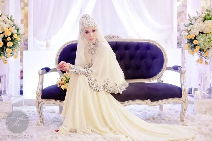 20 Inspirasi Gaun Pernikahan yang Gak Berwarna Putih. Agar Pernikahanmu Makin Berwarna. 37