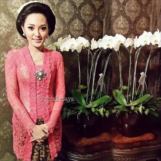 10 Kombinasi Bros Cantik untuk Kebaya Kutubarumu. Bikin Kamu Nggak Malas Kondangan!