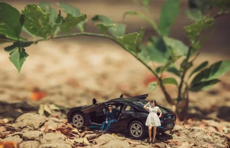 Buat Para Traveler, 15 Foto Prewedding Miniatur Ini Bikin Momen Nikahmu Bakal Lekat di Hati 26