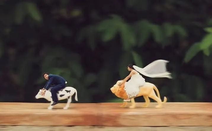 Buat Para Traveler, 15 Foto Prewedding Miniatur Ini Bikin Momen Nikahmu Bakal Lekat di Hati 30