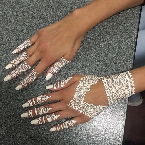 16+ Inspirasi Henna Putih Simple untuk Hari Pernikahanmu 31
