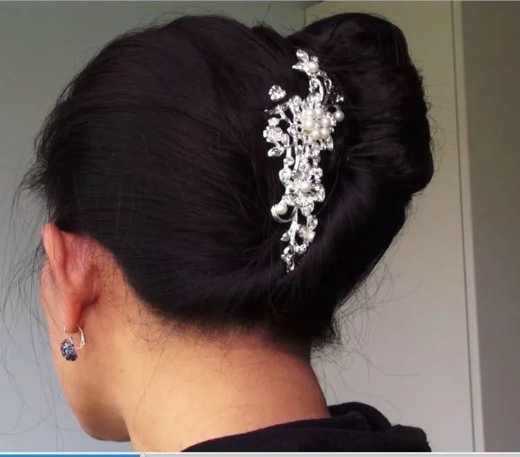 8 Inspirasi Sanggul Modern Tanpa Tambahan Rambut untuk Wisudamu yang Berkesan 14