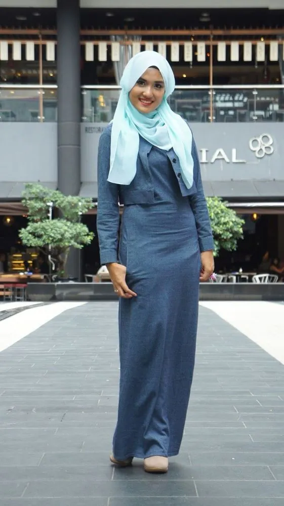 8 Style Hijab dengan Baju Berbahan Jeans atau Denim 10