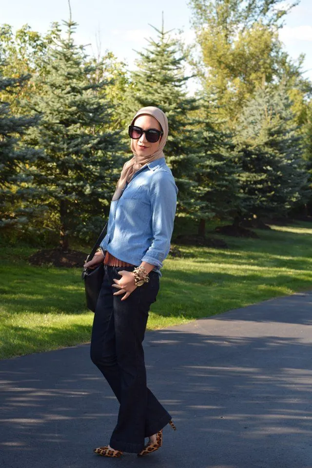 8 Style Hijab dengan Baju Berbahan Jeans atau Denim 15