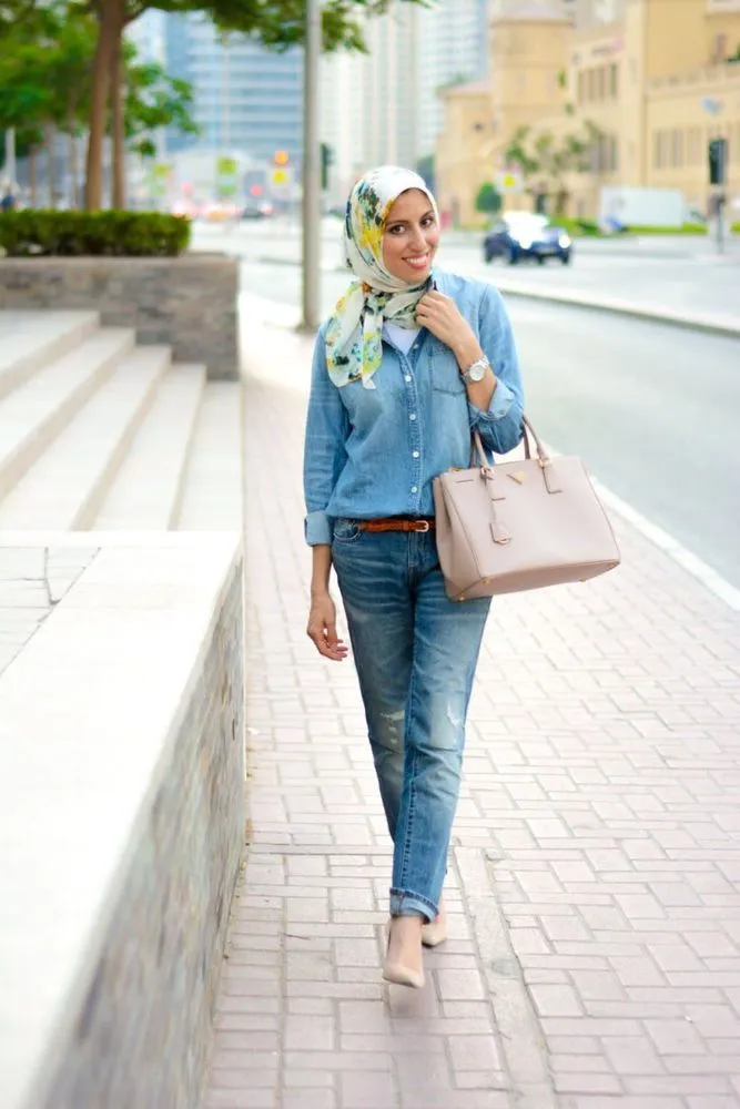 8 Style Hijab dengan Baju Berbahan Jeans atau Denim 14