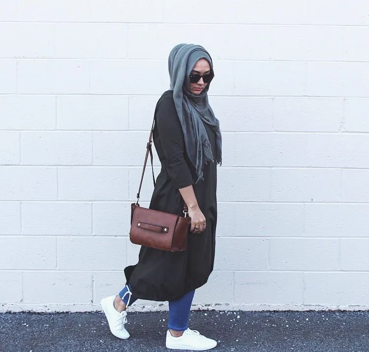 9 Inspirasi Style Dress Midi untuk Hijab Sopan dan Kasual Tanpa Ribet 16