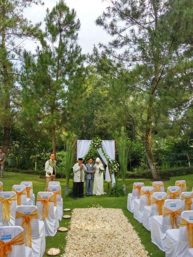 Pernikahan Outdoor Tema Kebun ini Bisa Bikin Nikahanmu Lebih Hemat! Coba Yuk! 18