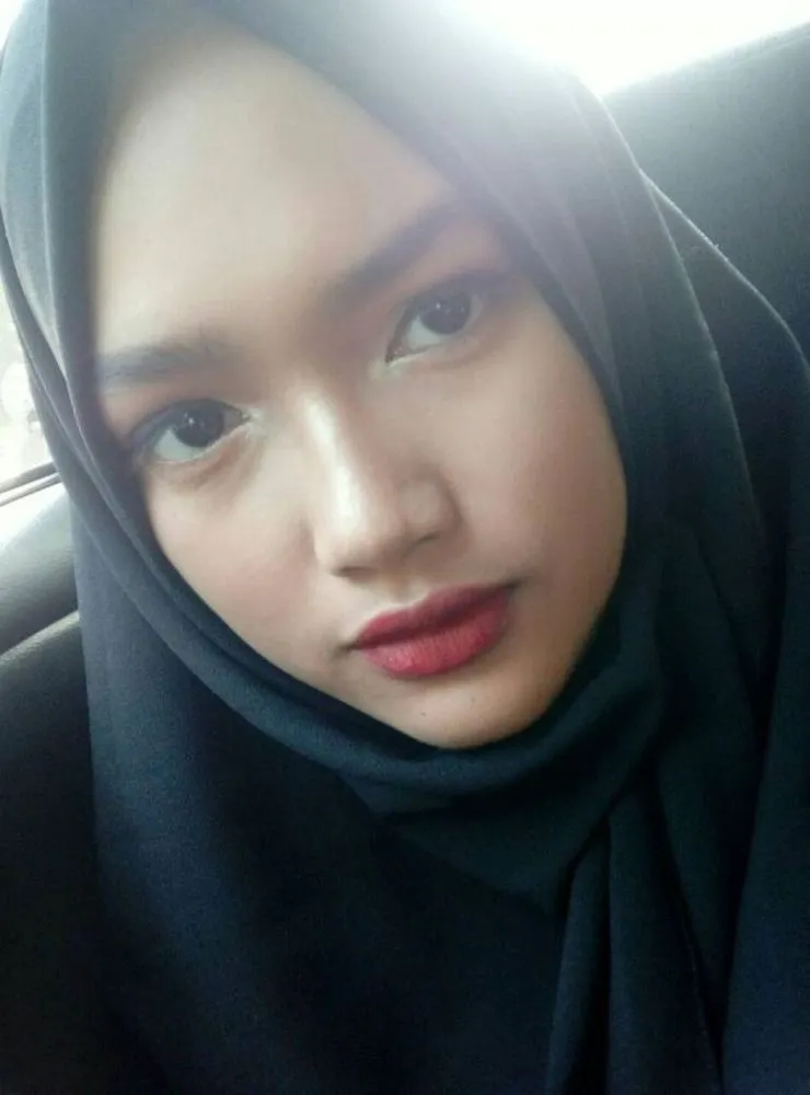 Ketahui Kombinasi Warna Bibir dan Hijab Yang Pas Hanya dari 3 Warna Lipstik Saja! 24