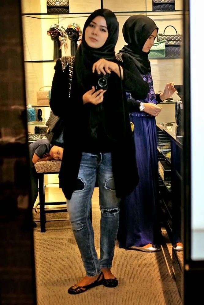 Siapa Bilang Cewek Berhijab Nggak Bisa Pakai Celana Jeans Sobek-sobek? Gini Nih Caranya! 15