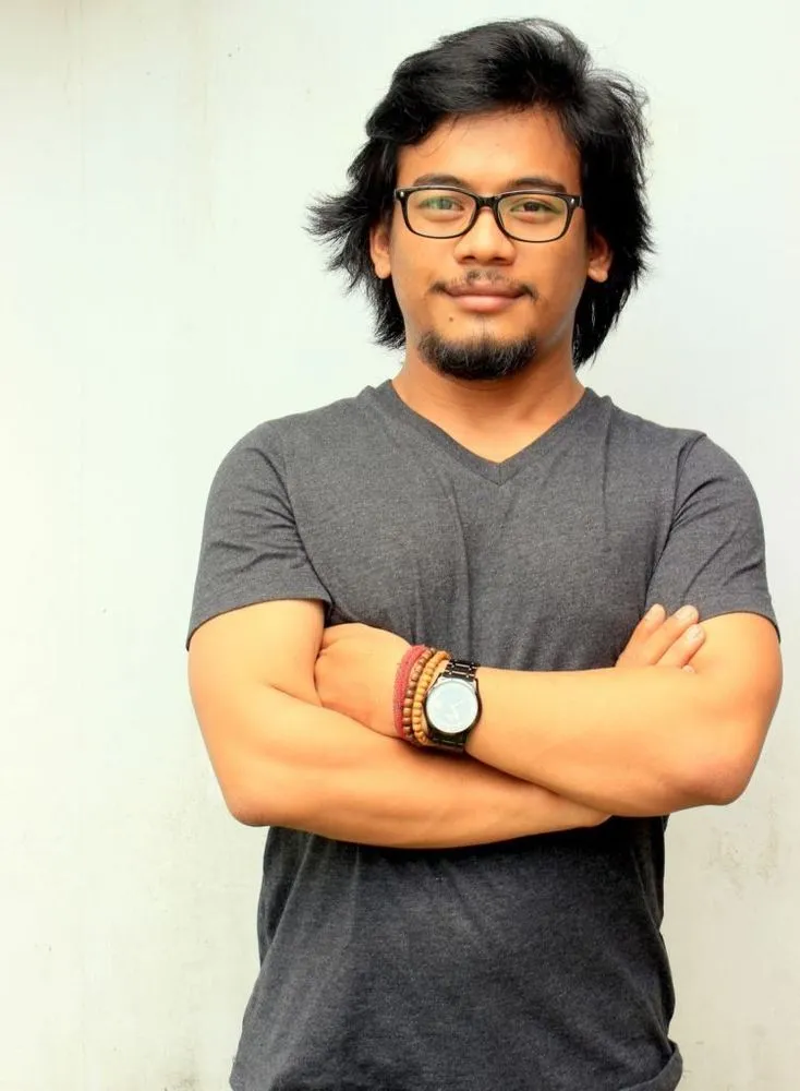 Do's and Don'ts Pakai Kaus V-Neck Khusus Cowok. Biar Kelihatan Ganteng Nan Maskulin 14