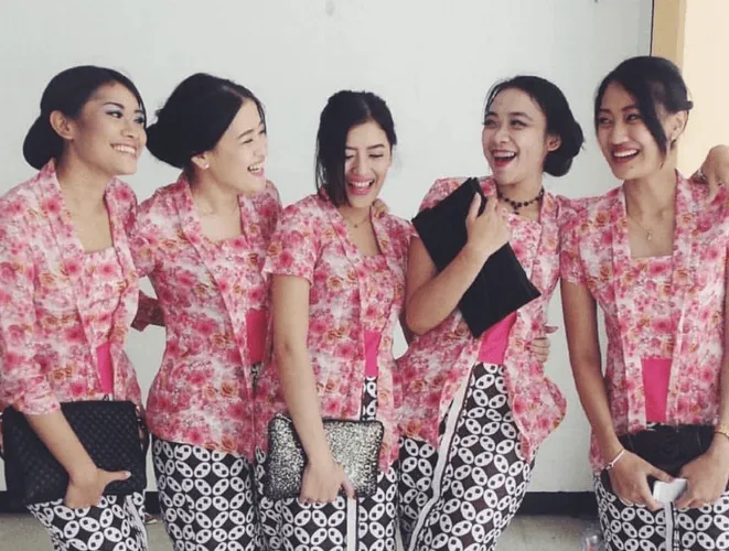 7 Kebaya Simpel yang Cocok Buat Lebaran. Bikin Hari Fitrimu Berkesan! 13