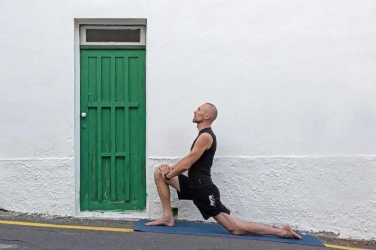 Bermimpi Punya Malam Pertama yang Menyenangkan? Saatnya 10 Gerakan Yoga Ini Kamu Praktikkan 11