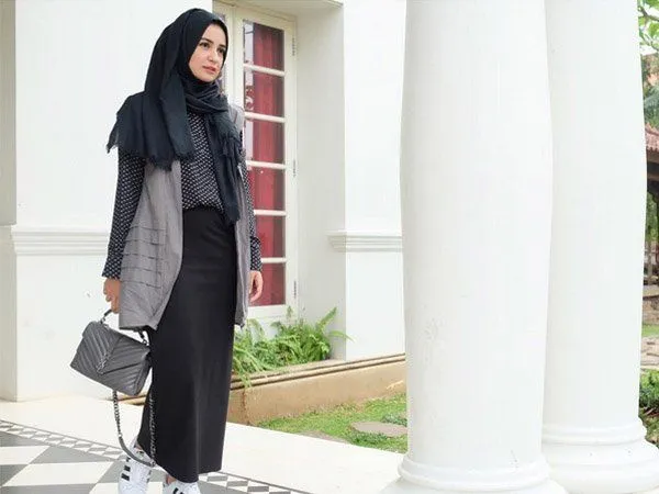 Padu Padan Gaya Kasual Hijab dan Vest yang Bisa Kamu Pakai Buat Kondangan. Coba, Yuk! 11