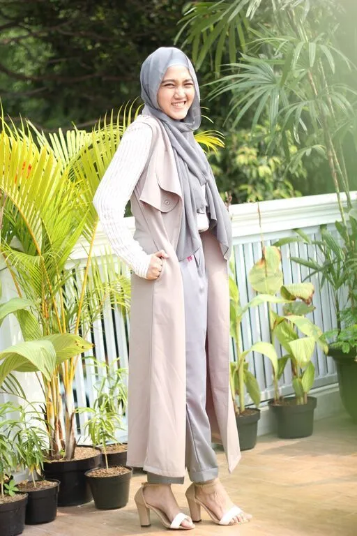 Padu Padan Gaya Kasual Hijab dan Vest yang Bisa Kamu Pakai Buat Kondangan. Coba, Yuk! 13