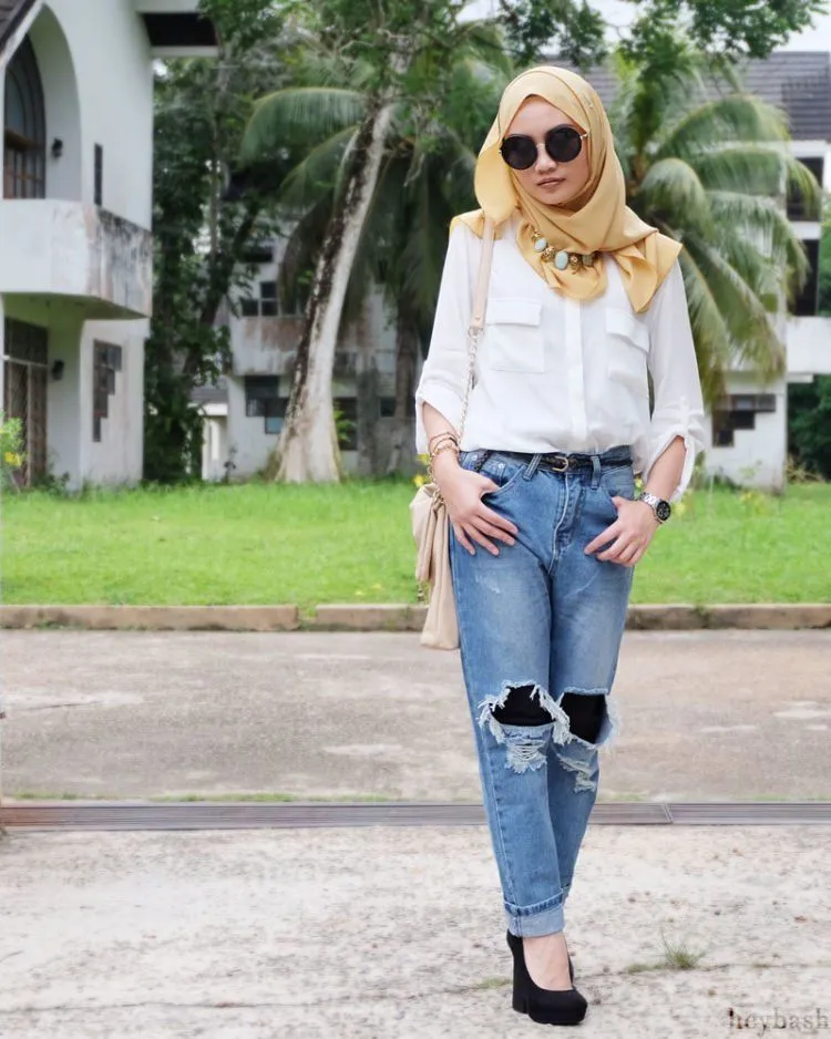 Siapa Bilang Cewek Berhijab Nggak Bisa Pakai Celana Jeans Sobek-sobek? Gini Nih Caranya! 16