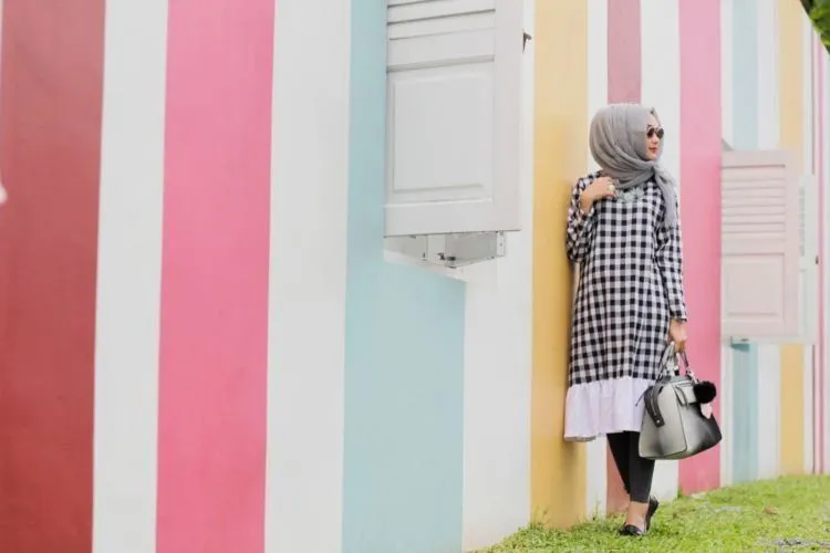 9 Inspirasi Style Dress Midi untuk Hijab Sopan dan Kasual Tanpa Ribet 14