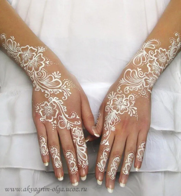 16+ Inspirasi Henna Putih Simple untuk Hari Pernikahanmu 25
